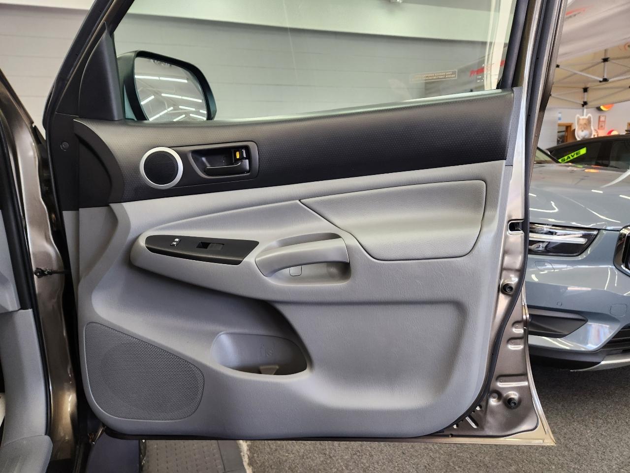 Toyota Tacoma 4WD Double Cab LB V6 AT TRD Sport (Natl) 2012