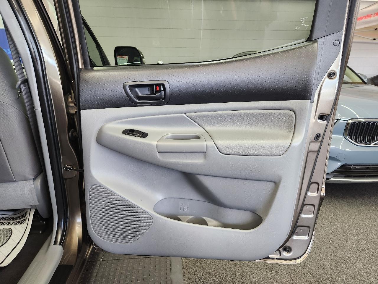 Toyota Tacoma 4WD Double Cab LB V6 AT TRD Sport (Natl) 2012