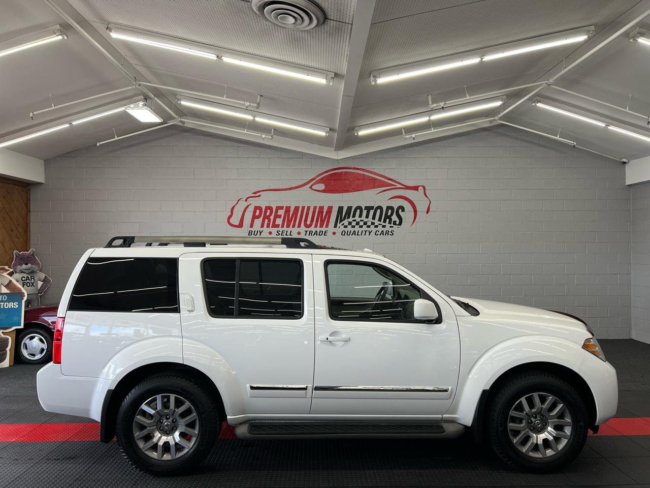 Nissan Pathfinder LE 2011