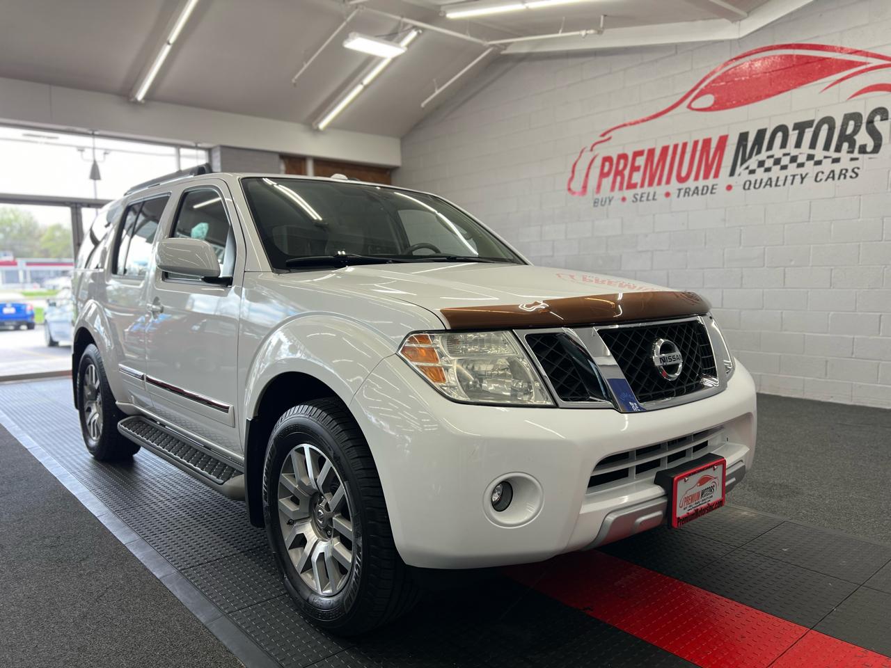 Nissan Pathfinder LE 2011