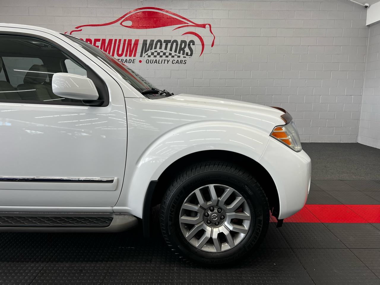 Nissan Pathfinder LE 2011