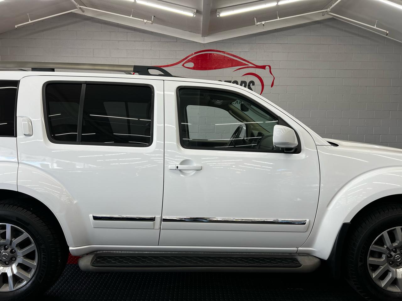 Nissan Pathfinder LE 2011