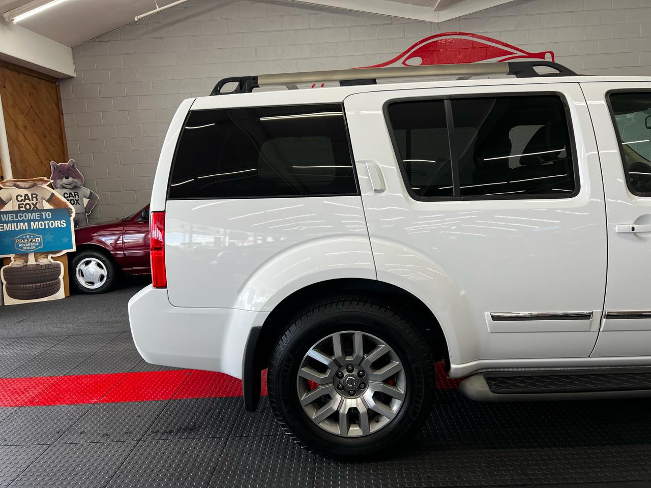 Nissan Pathfinder LE 2011