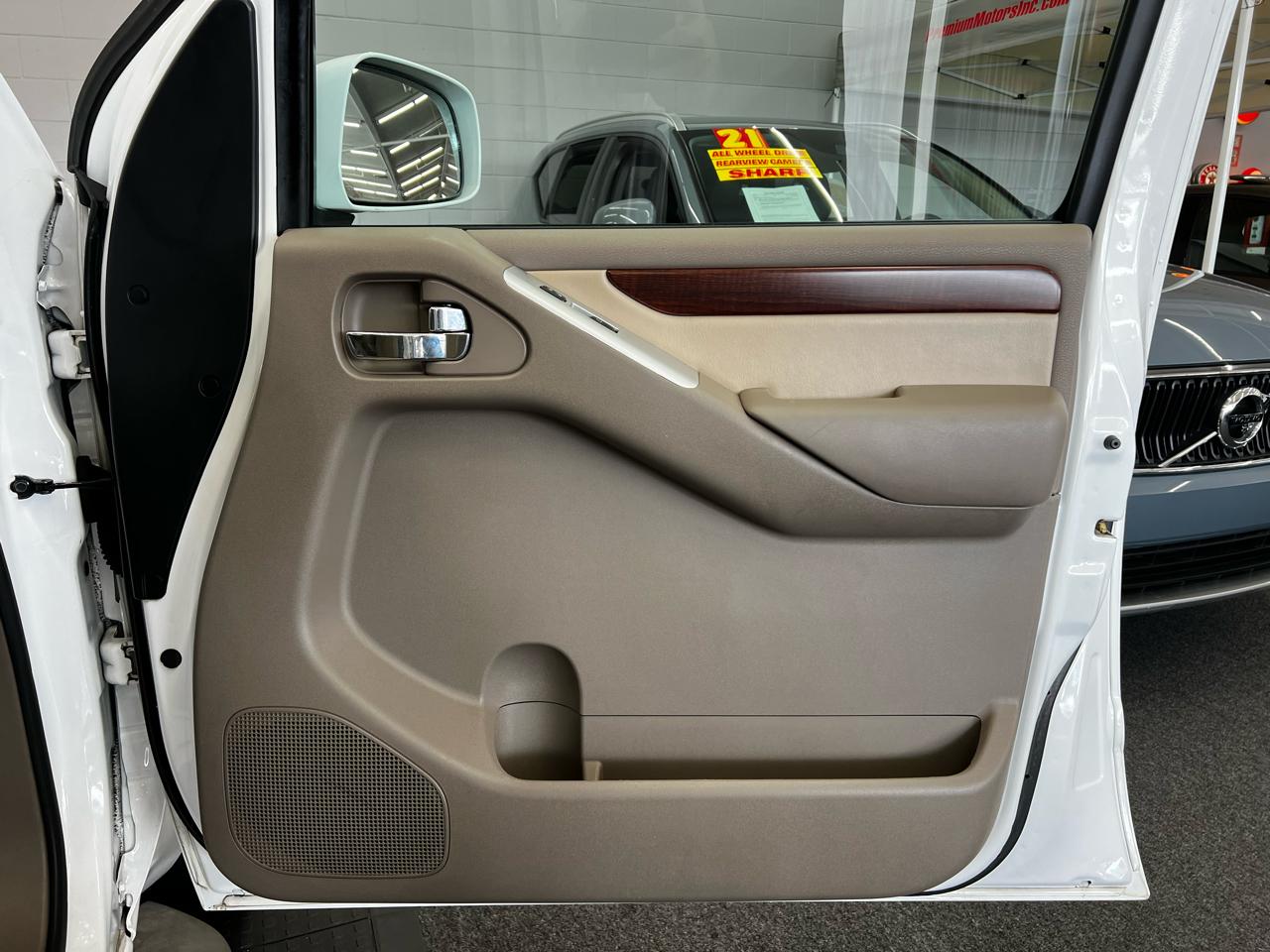 Nissan Pathfinder LE 2011