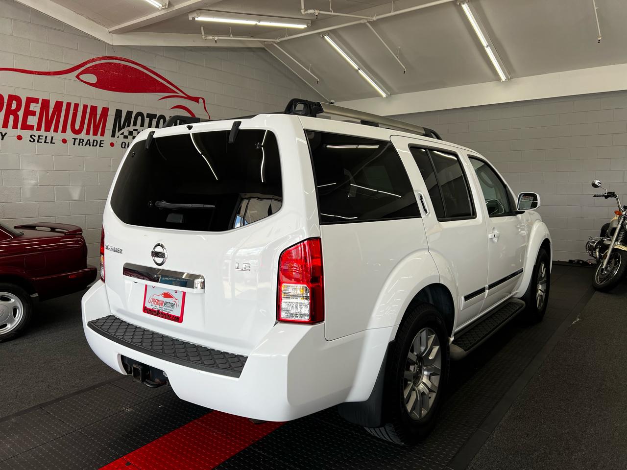 Nissan Pathfinder LE 2011