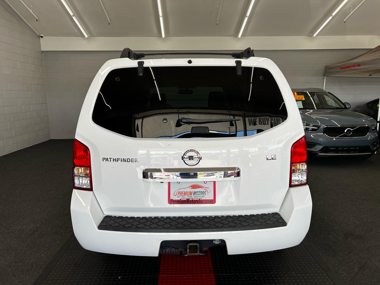 Nissan Pathfinder LE 2011