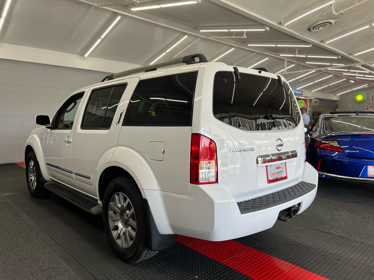 Nissan Pathfinder LE 2011