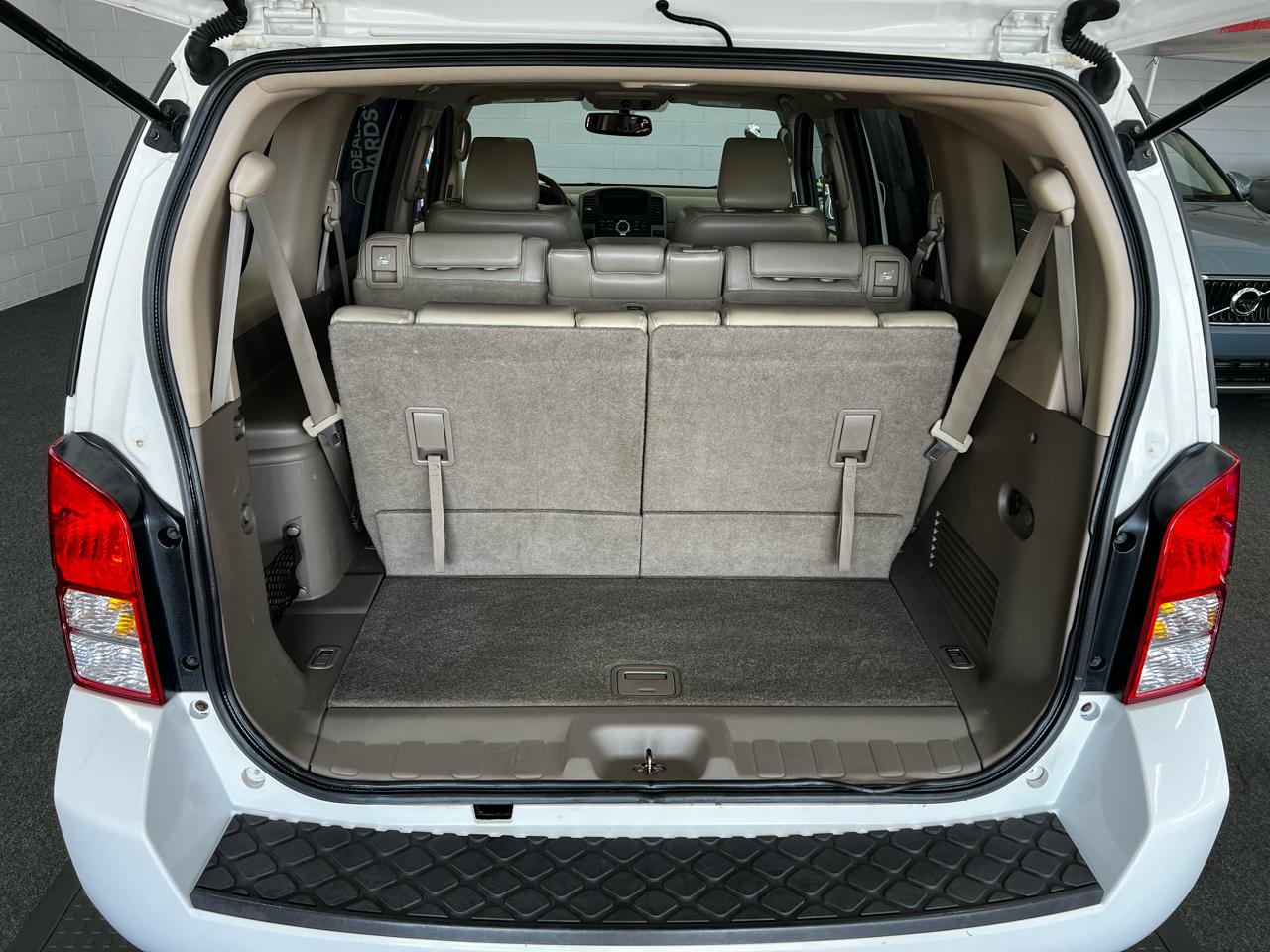 Nissan Pathfinder LE 2011