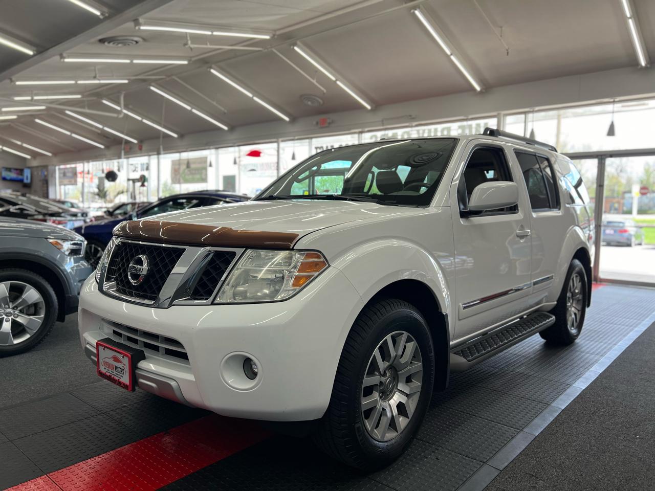 Nissan Pathfinder LE 2011