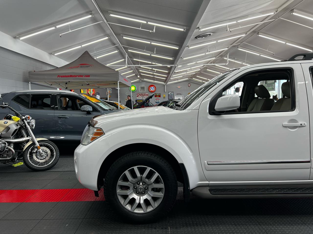 Nissan Pathfinder LE 2011