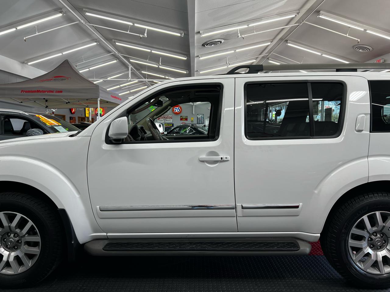 Nissan Pathfinder LE 2011