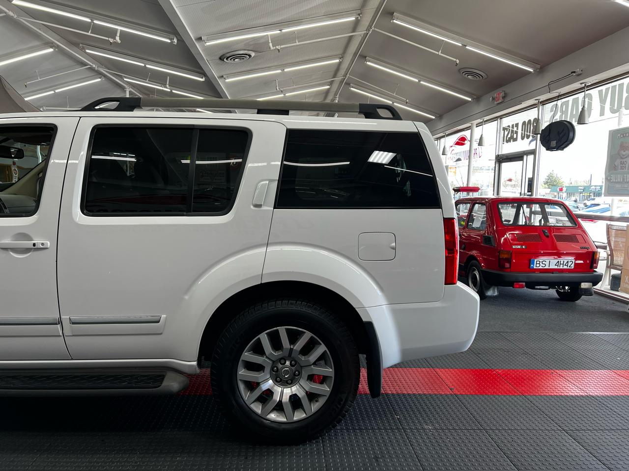 Nissan Pathfinder LE 2011