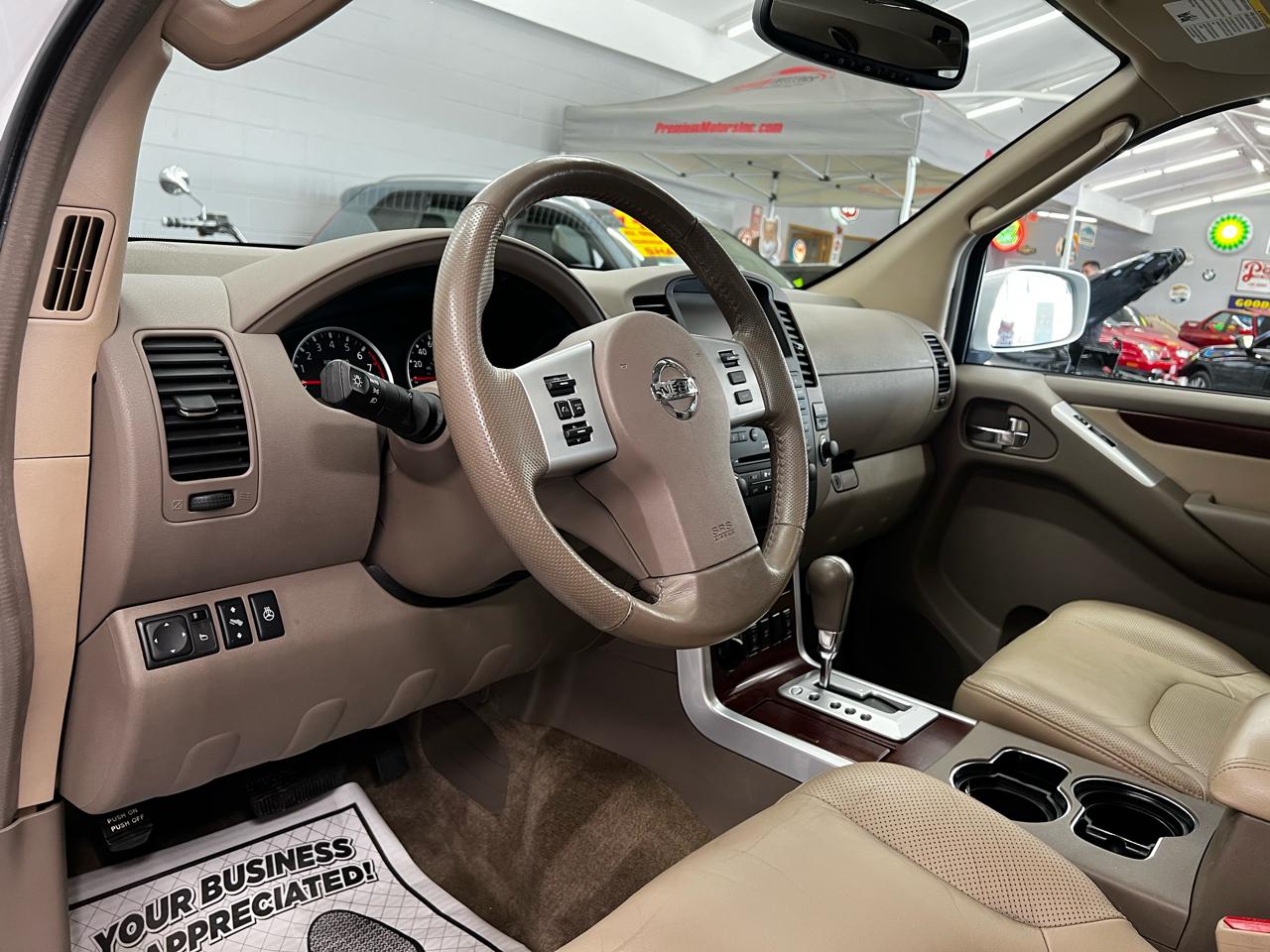 Nissan Pathfinder LE 2011