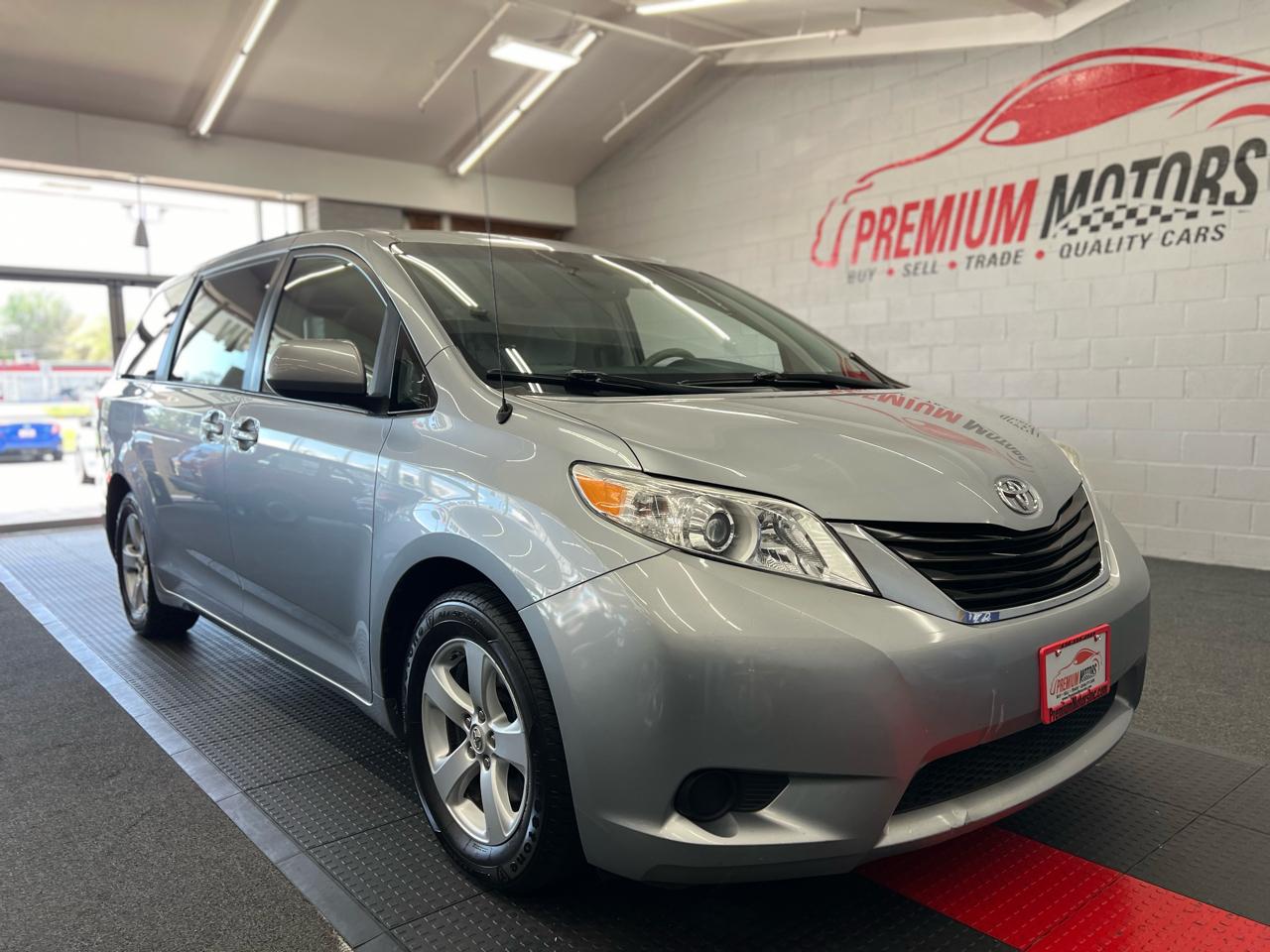 Toyota Sienna 5dr LE 2014