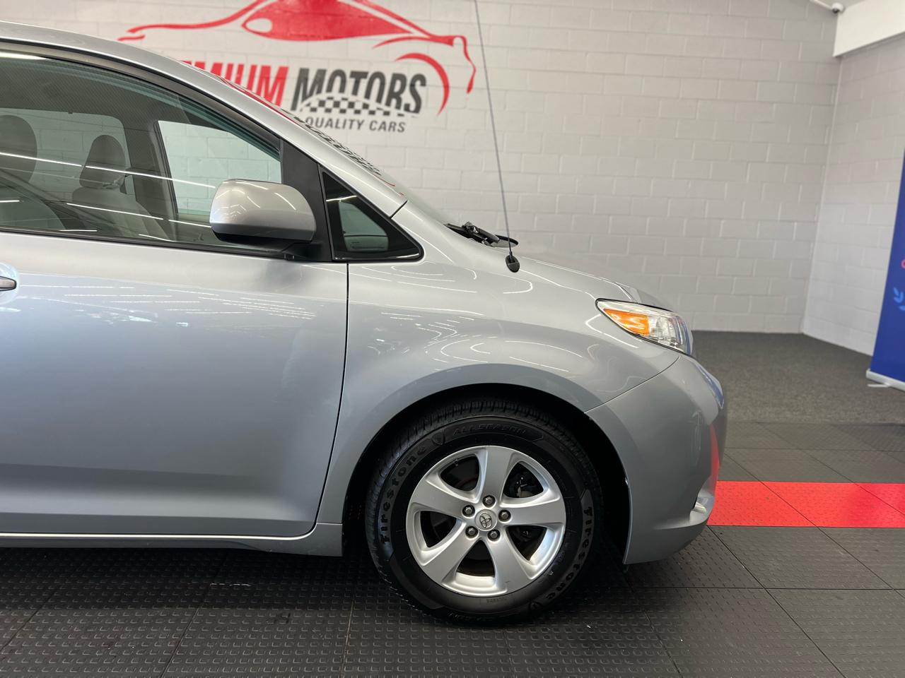 Toyota Sienna 5dr LE 2014