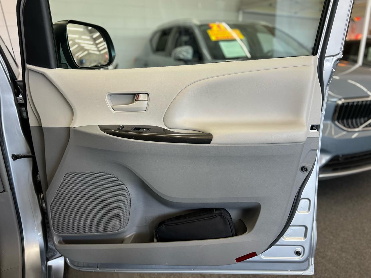 Toyota Sienna 5dr LE 2014