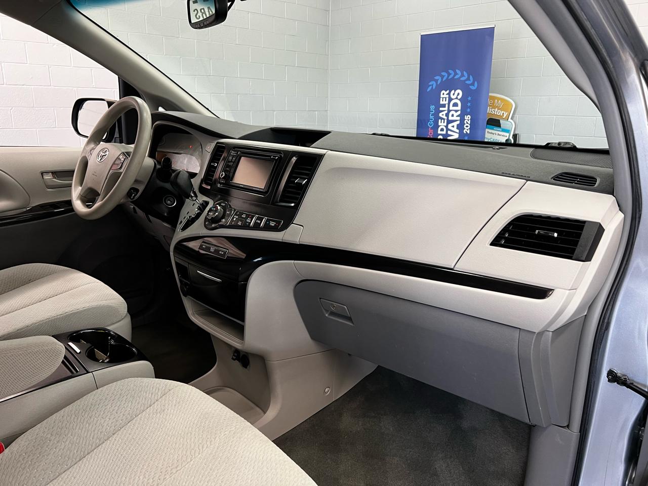 Toyota Sienna 5dr LE 2014