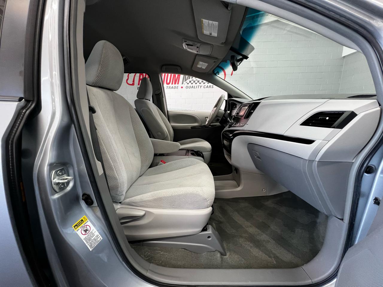 Toyota Sienna 5dr LE 2014