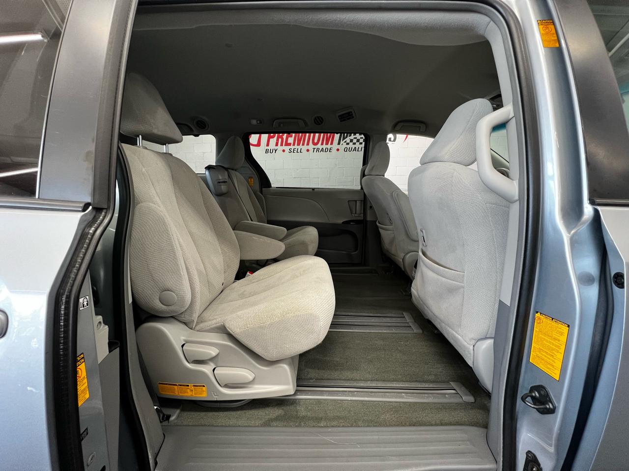 Toyota Sienna 5dr LE 2014