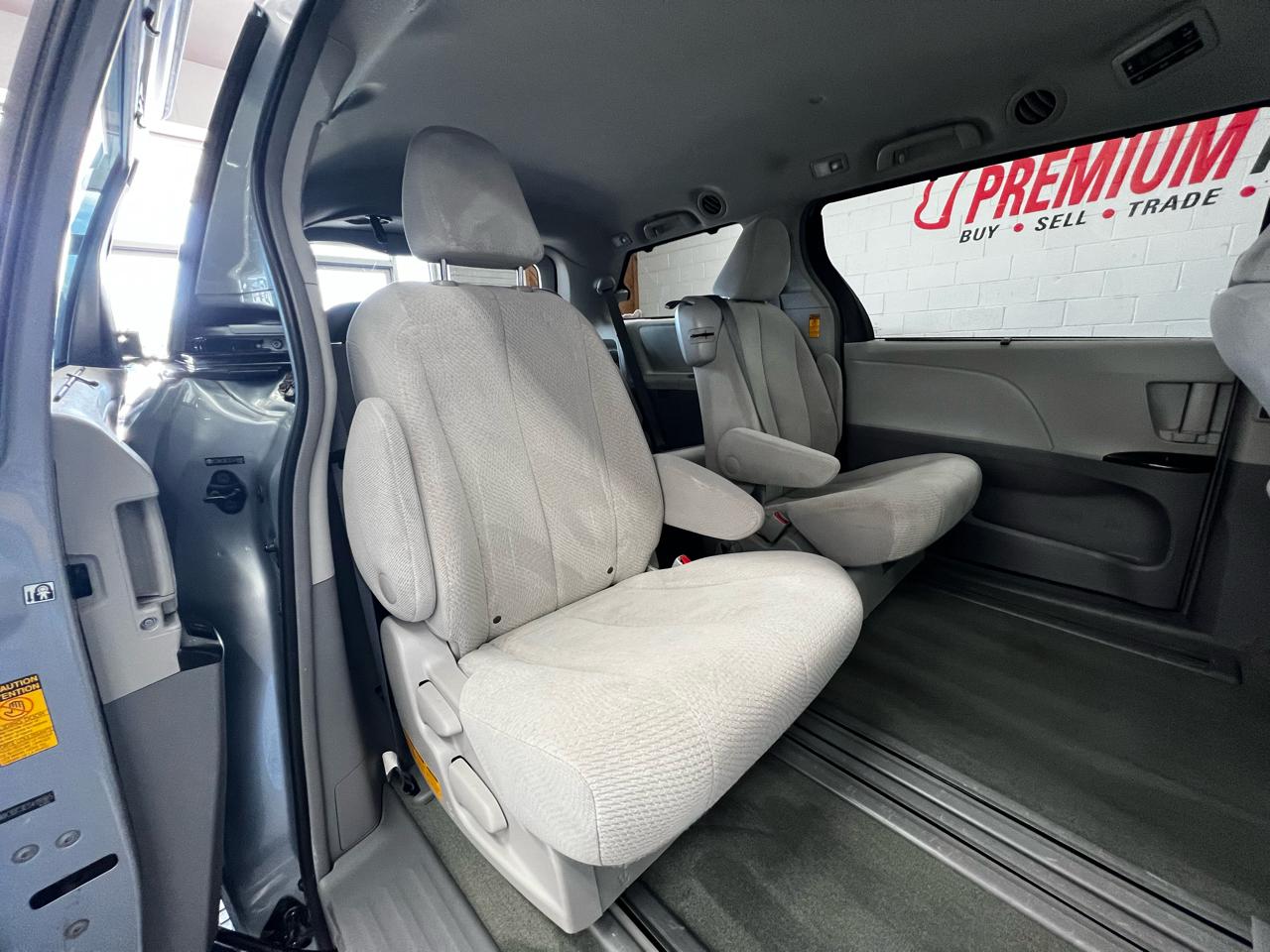 Toyota Sienna 5dr LE 2014