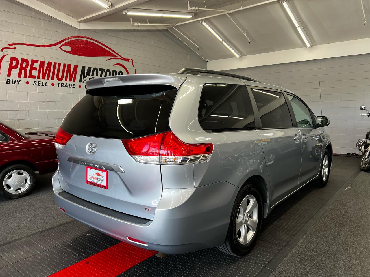 Toyota Sienna 5dr LE 2014