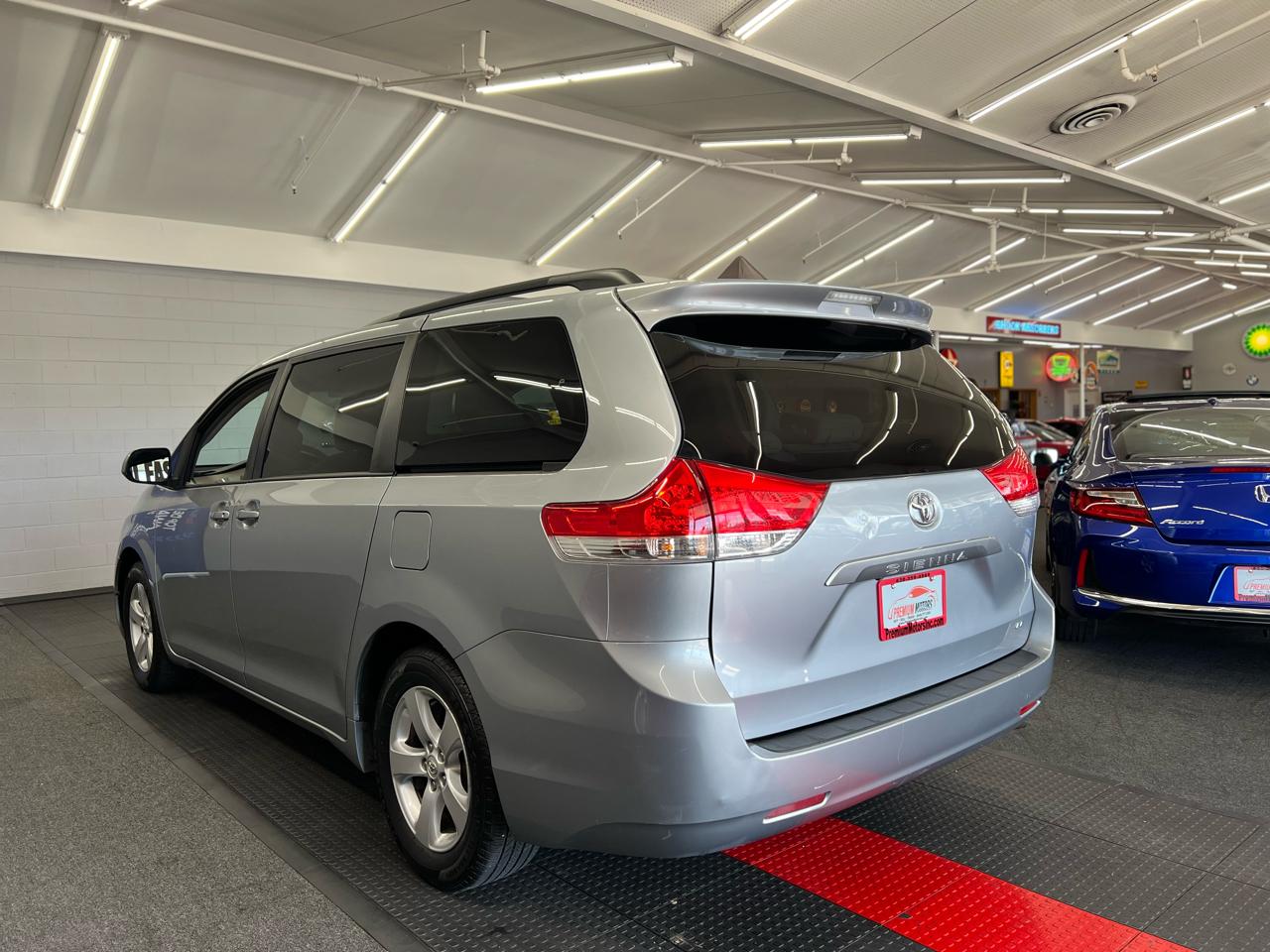 Toyota Sienna 5dr LE 2014