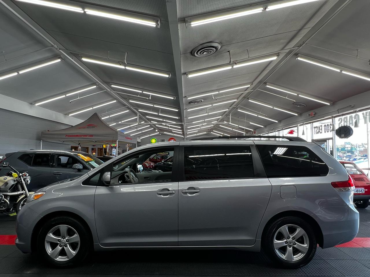 Toyota Sienna 5dr LE 2014