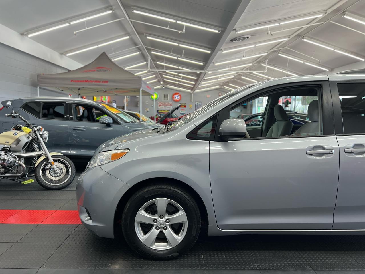 Toyota Sienna 5dr LE 2014