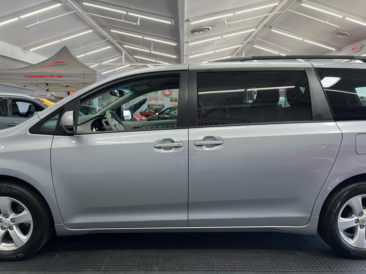 Toyota Sienna 5dr LE 2014