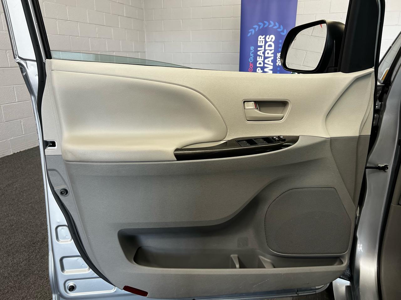 Toyota Sienna 5dr LE 2014