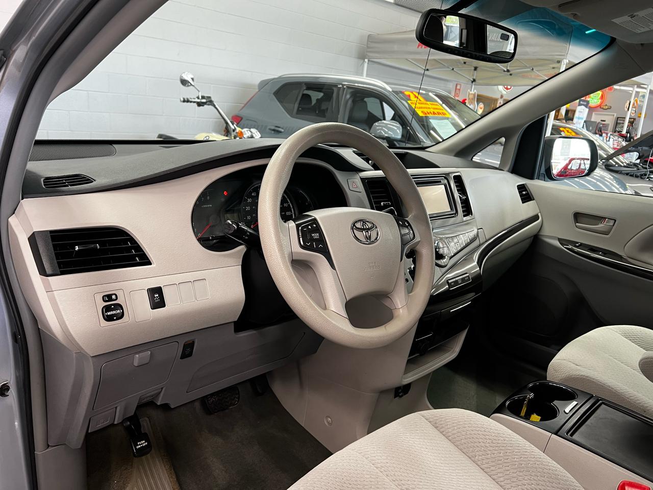 Toyota Sienna 5dr LE 2014