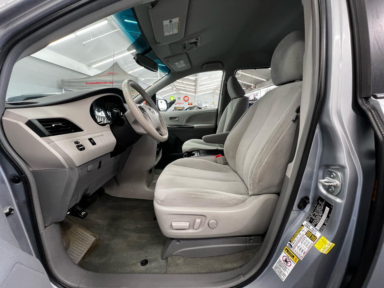 Toyota Sienna 5dr LE 2014