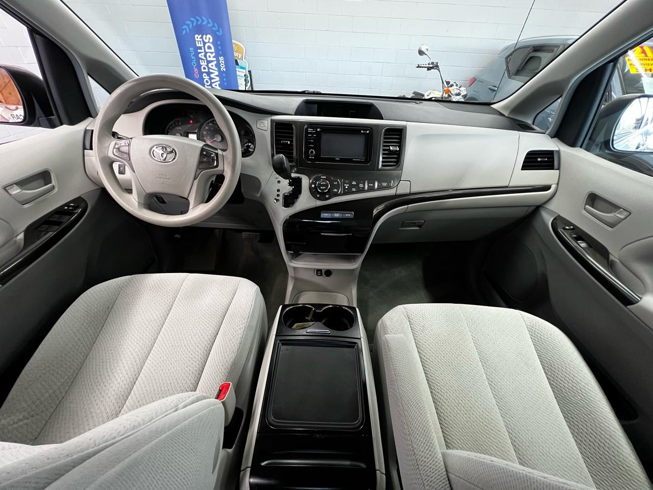 Toyota Sienna 5dr LE 2014