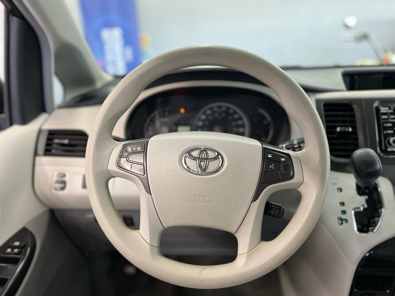 Toyota Sienna 5dr LE 2014