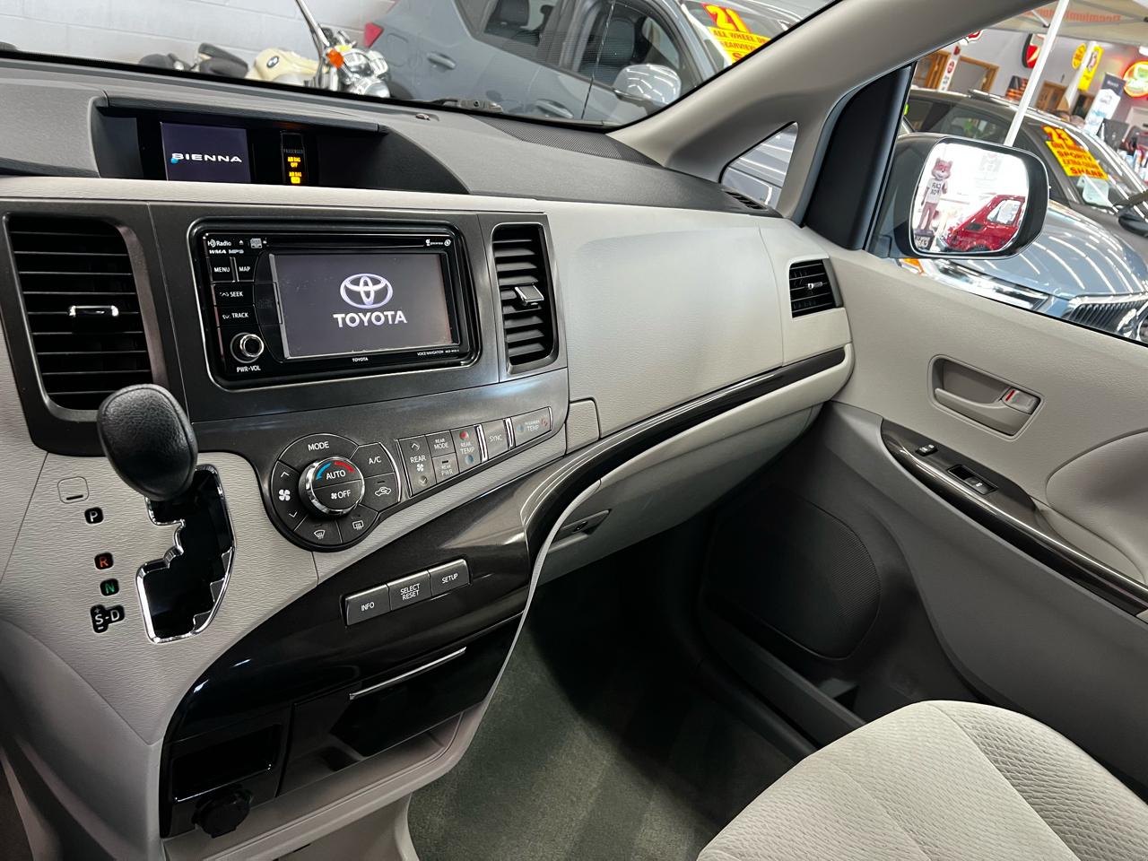 Toyota Sienna 5dr LE 2014