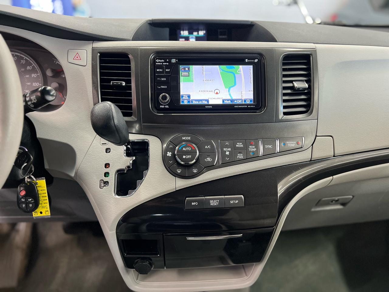 Toyota Sienna 5dr LE 2014