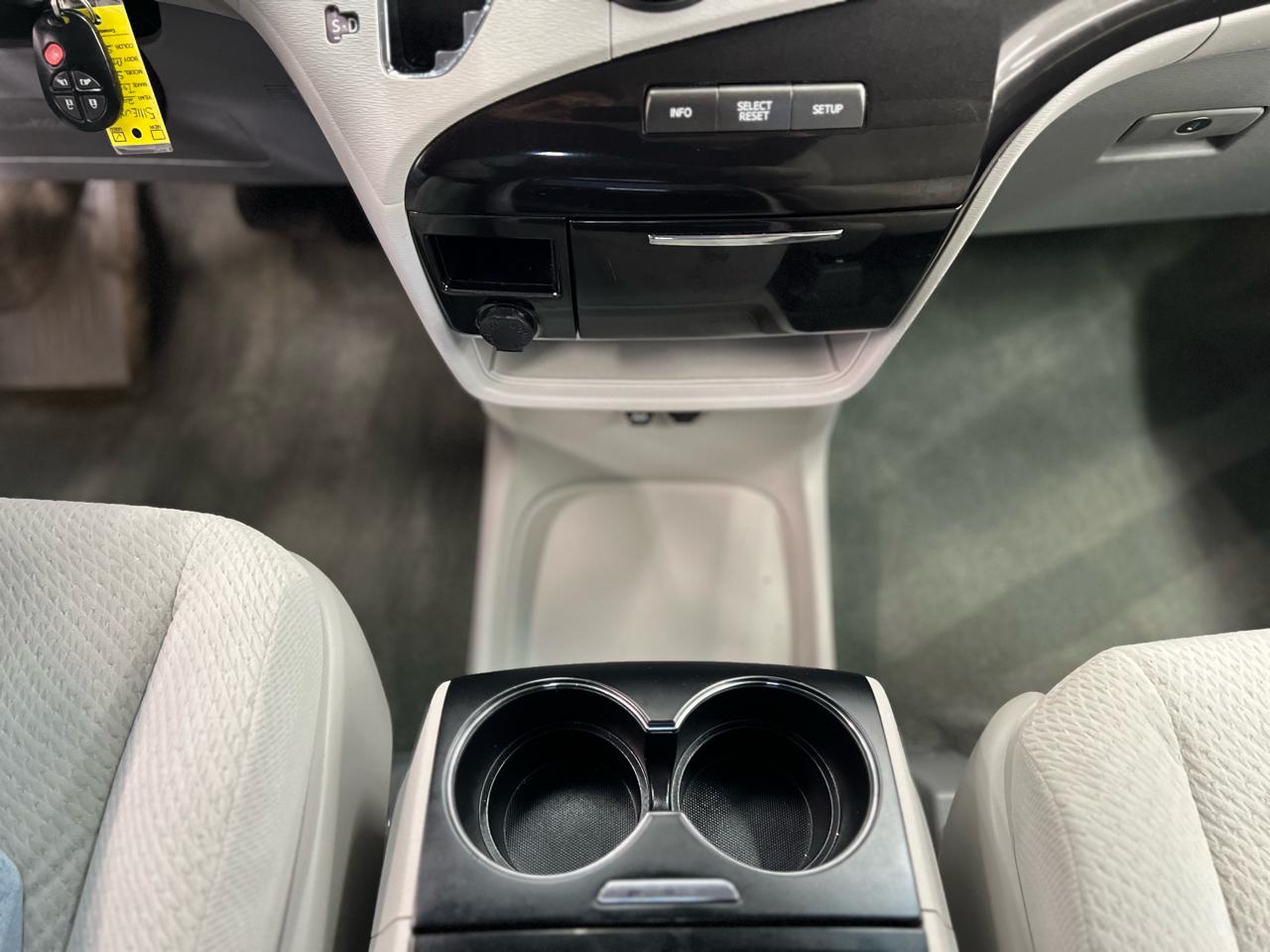 Toyota Sienna 5dr LE 2014