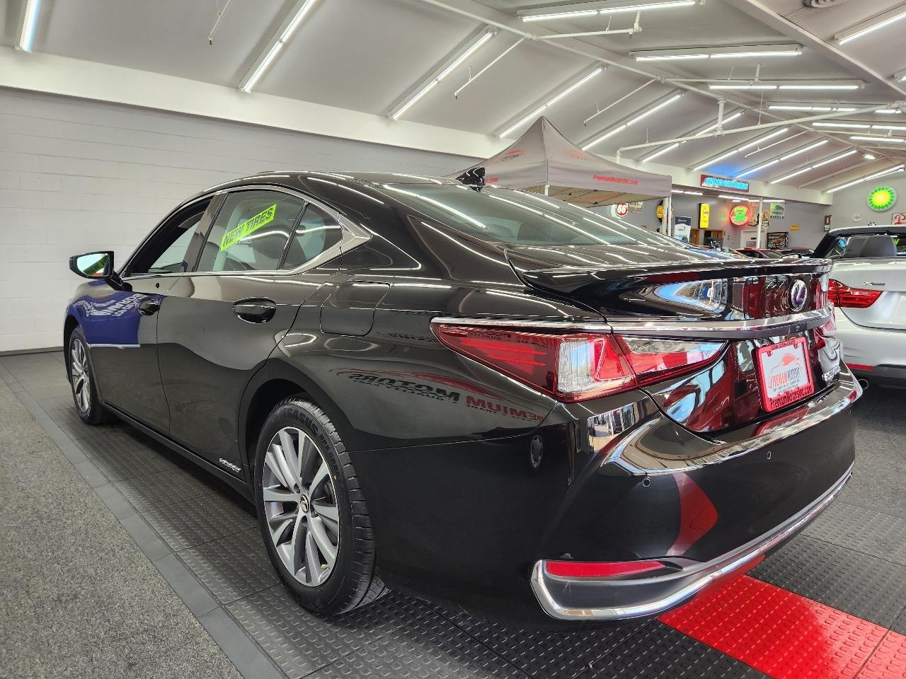 Lexus ES 300h  2021