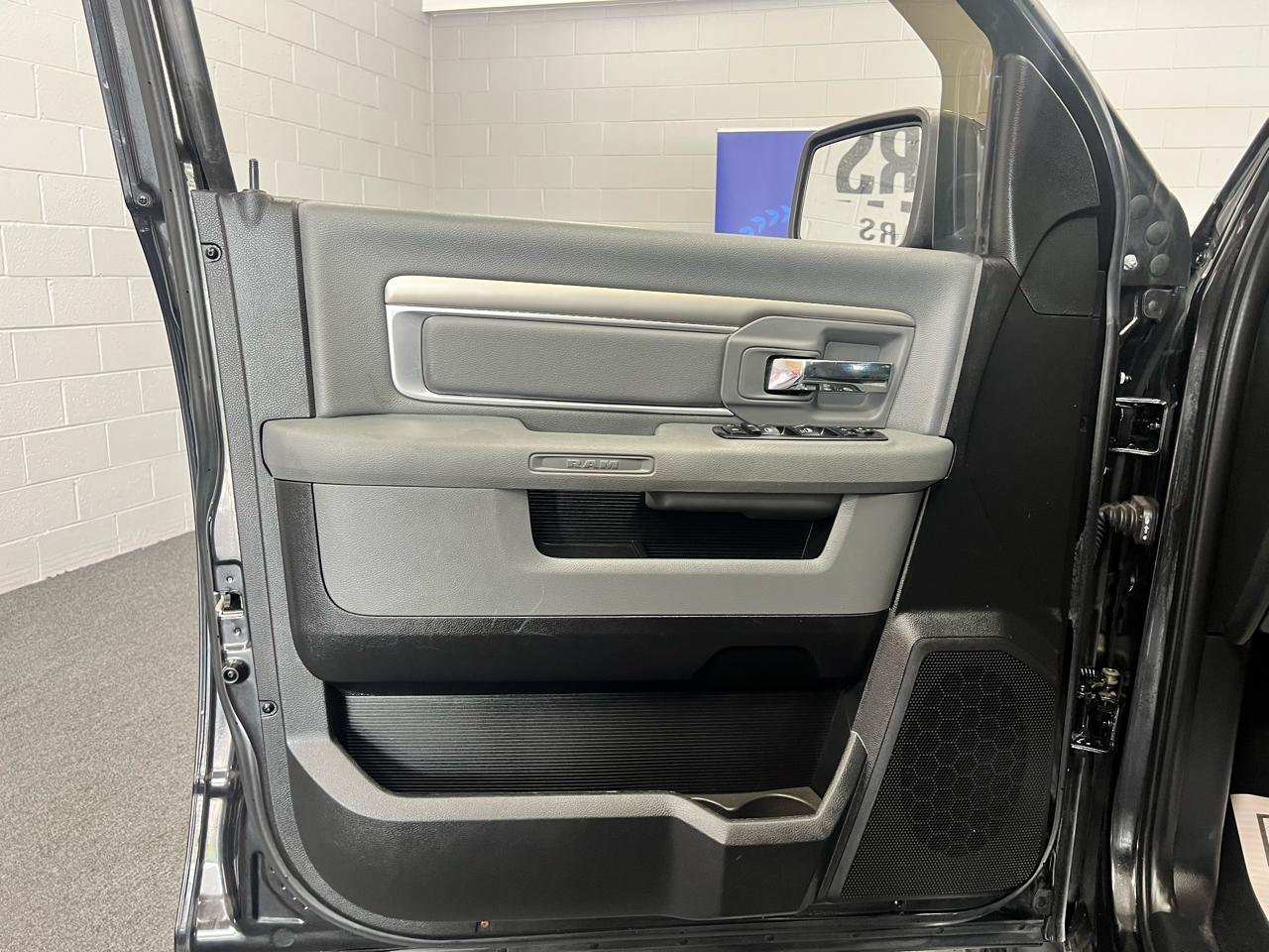 RAM 1500 Lone Star Crew Cab SB 4WD 2015