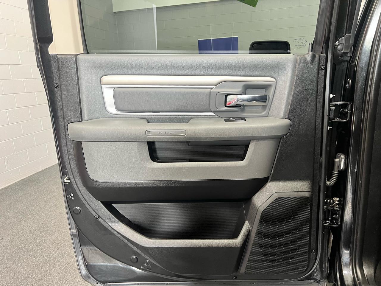 RAM 1500 Lone Star Crew Cab SB 4WD 2015