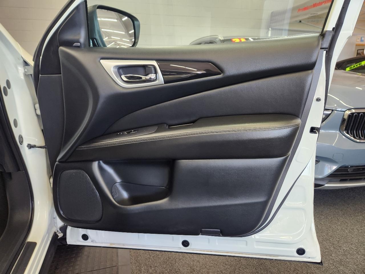 Nissan Pathfinder SV 2020