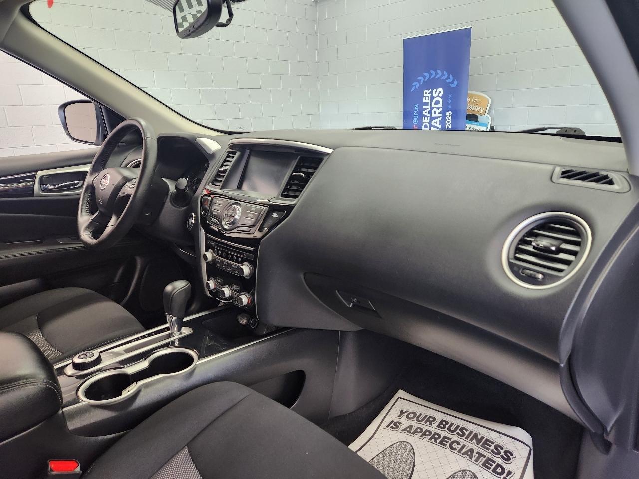 Nissan Pathfinder SV 2020