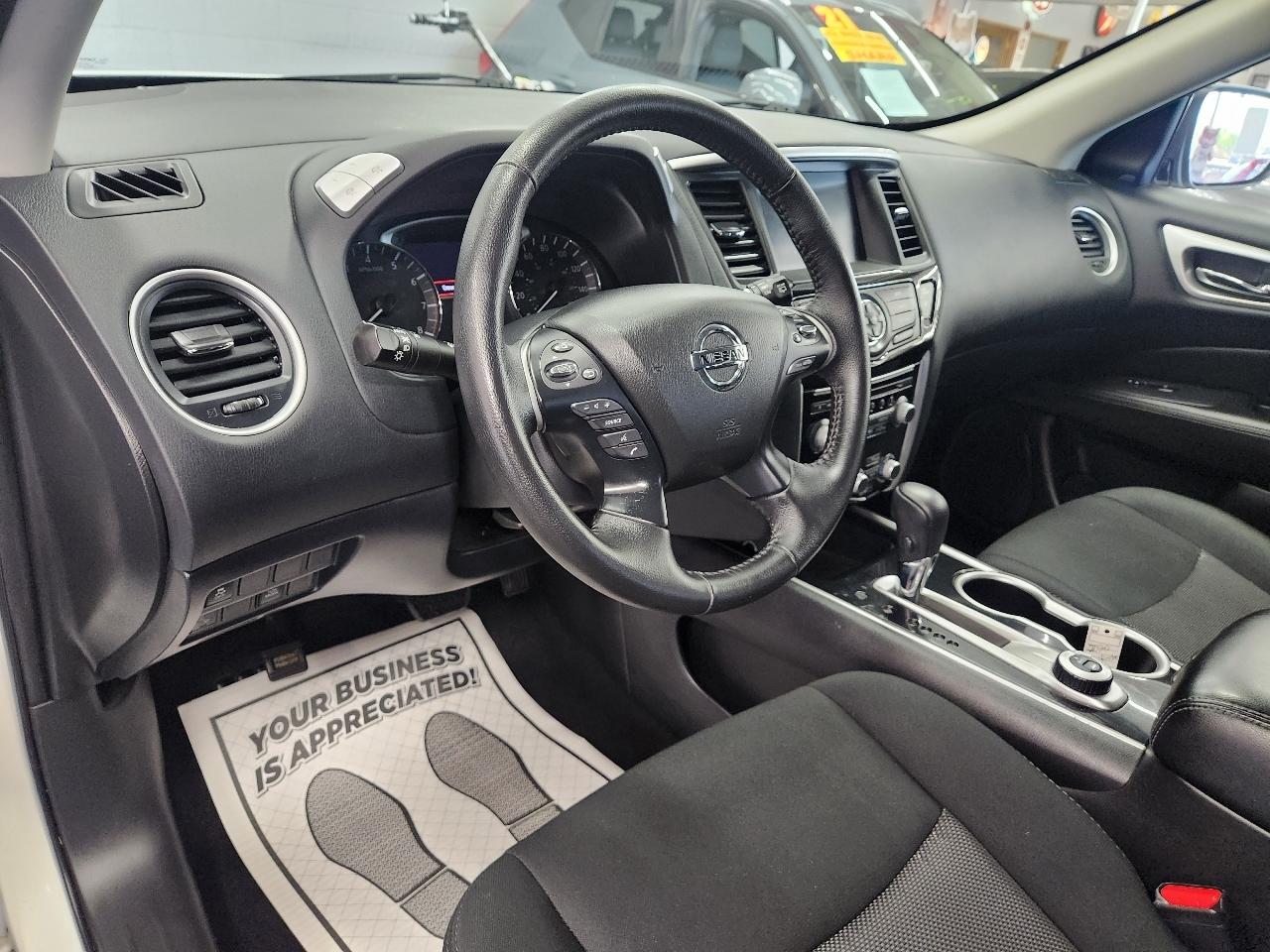 Nissan Pathfinder SV 2020