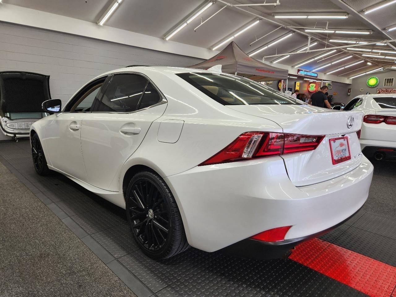 Lexus IS  2014