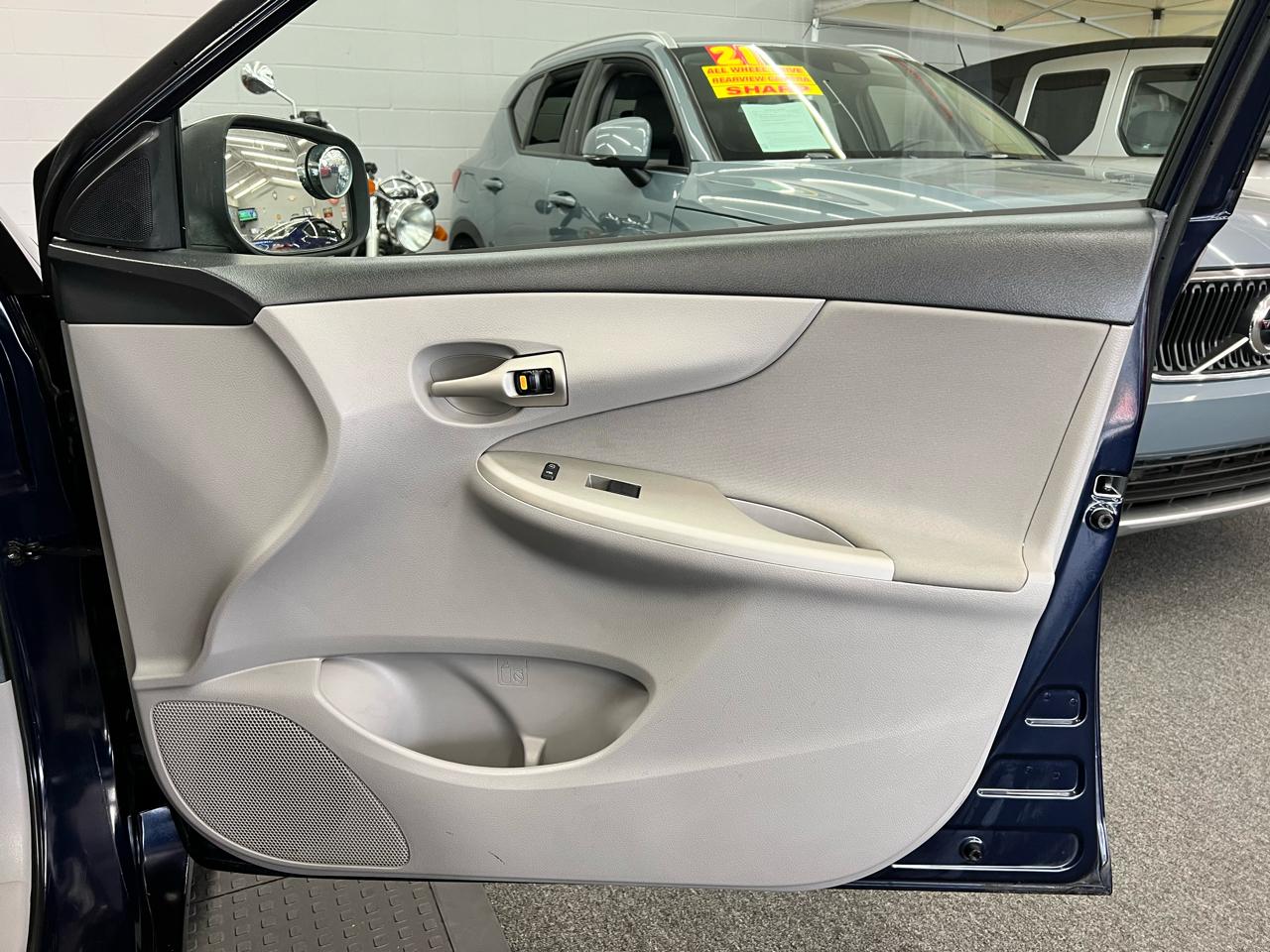 Toyota Corolla 4dr Sdn Auto LE (Natl) 2011