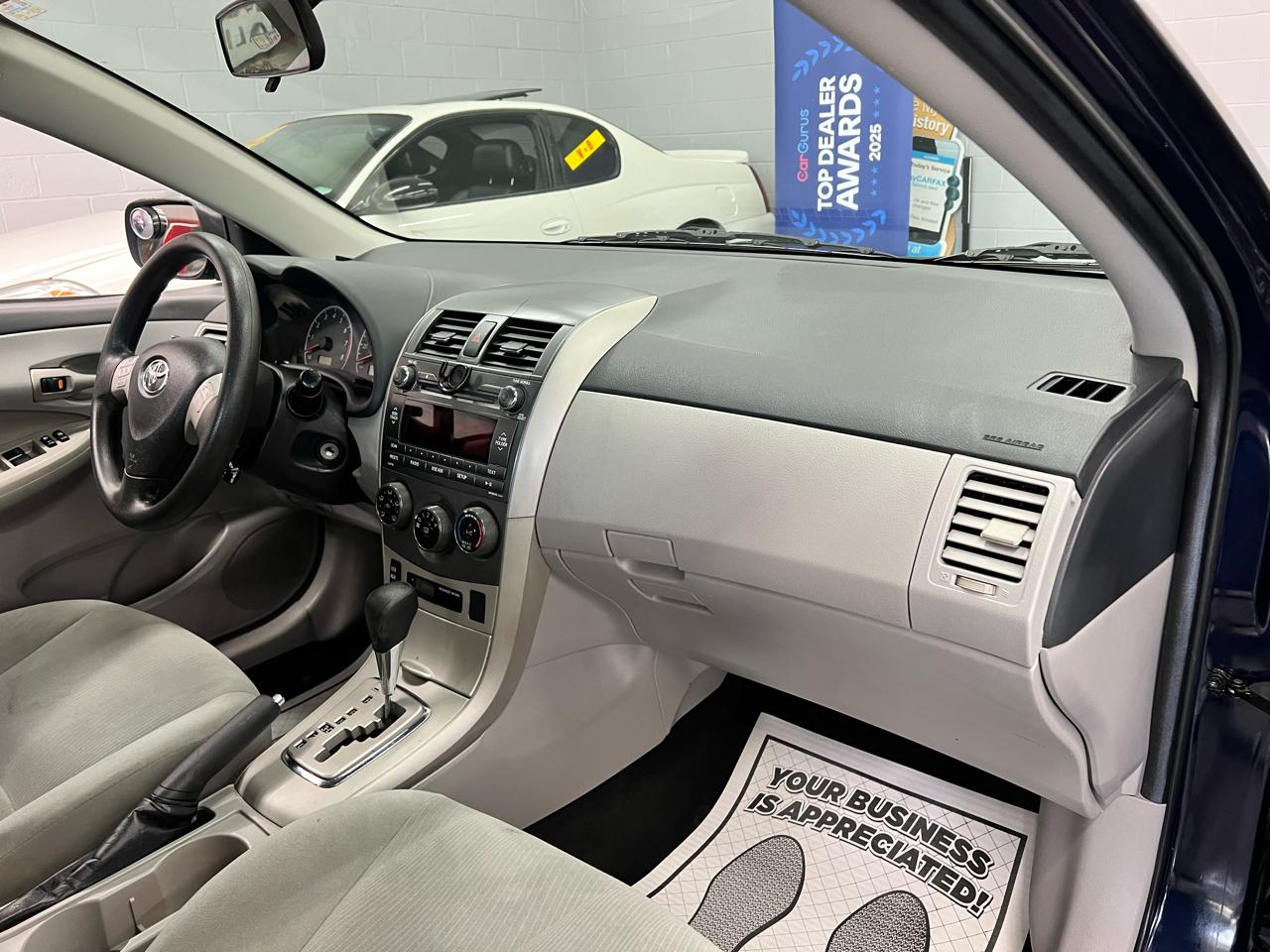 Toyota Corolla 4dr Sdn Auto LE (Natl) 2011