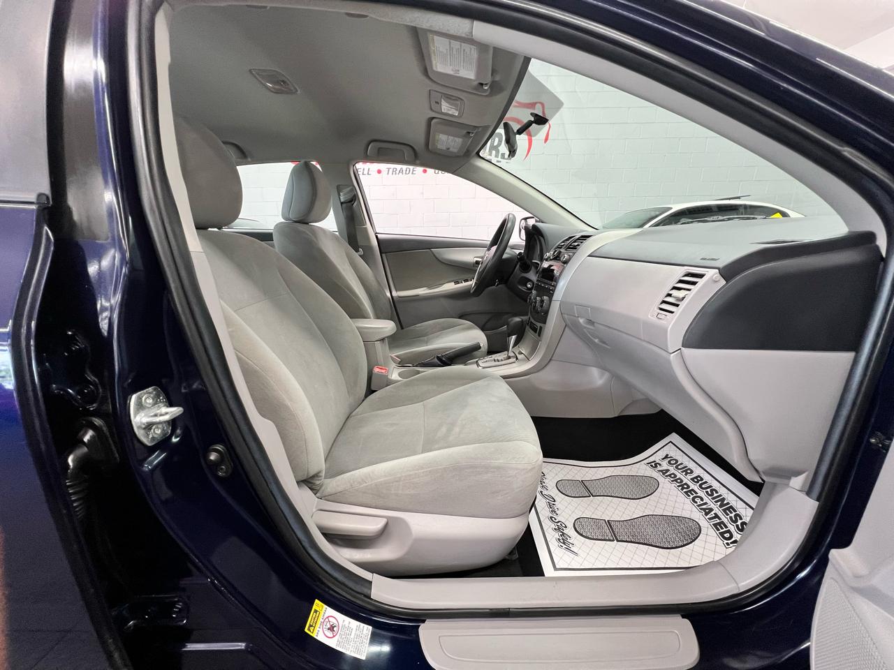 Toyota Corolla 4dr Sdn Auto LE (Natl) 2011