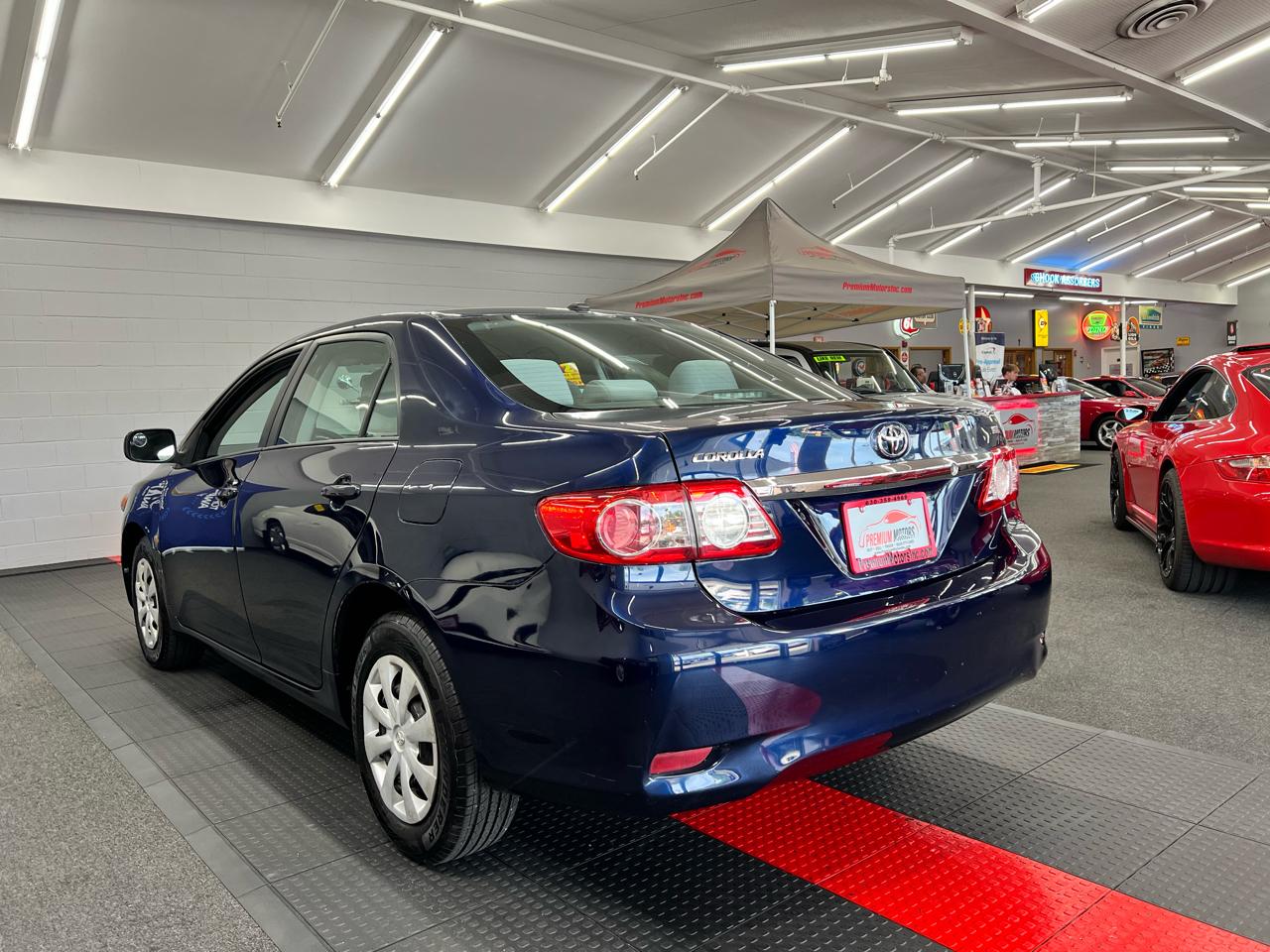 Toyota Corolla 4dr Sdn Auto LE (Natl) 2011