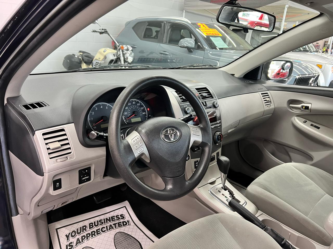 Toyota Corolla 4dr Sdn Auto LE (Natl) 2011