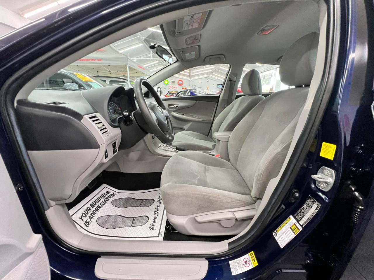 Toyota Corolla 4dr Sdn Auto LE (Natl) 2011